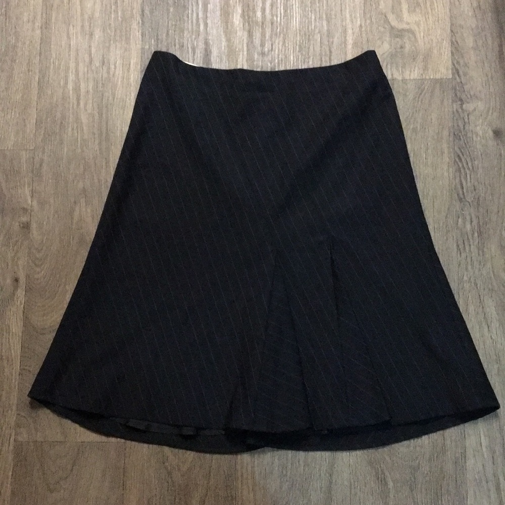 Banana Republic skirt with back zip. Size 4